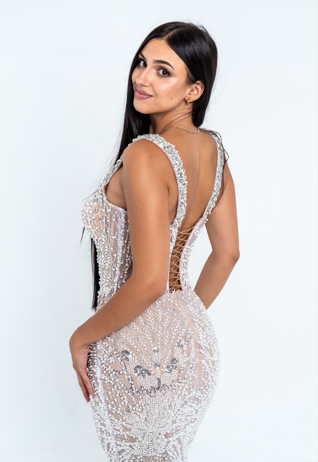 Robe Chiara Maison KALARA, robe de soirée sirène au dos lacé brodé de cristaux, vue de dos